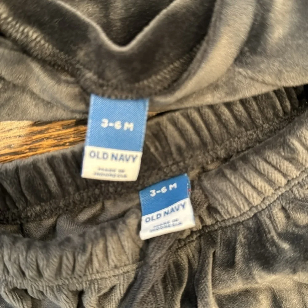 Old Navy Velour baby matching two piece set sweatshirt and joggers 3-6 months